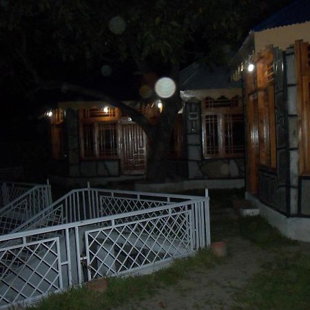 Manila Huts Hotel Naran Bagian luar foto