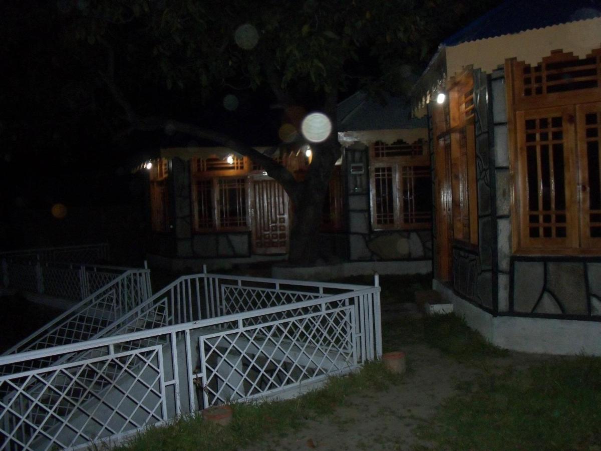 Manila Huts Hotel Naran Bagian luar foto