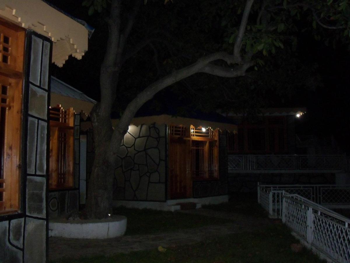 Manila Huts Hotel Naran Bagian luar foto